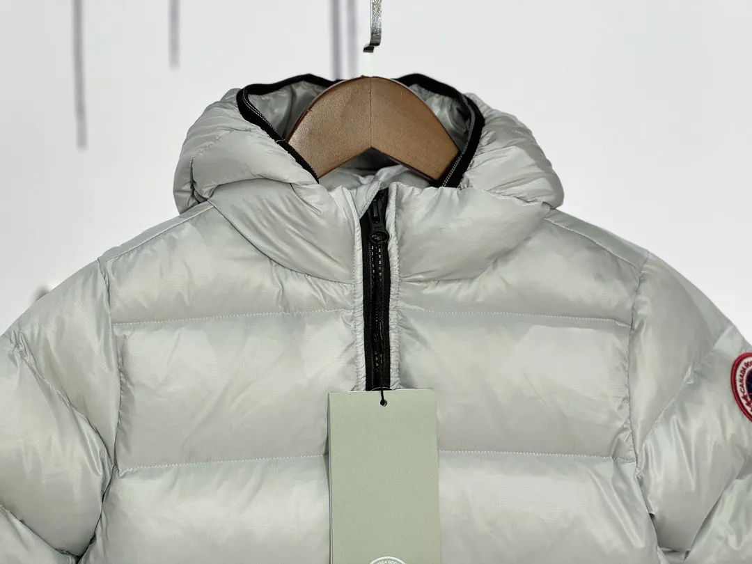 P640 CANADA GOOSE Canada Goose Crofton Children's Down Hoodie Big Goose Down Jacket 5460K Product Features ·This style uses thin channel-filled structural filling: 750-fill duck down, with lightweight fabrics and trims, lightweight and warm, allowing you to move freely ·Decorated with iconic double-stripe reflective details on the back ·Adjustable down hood sewn with reflective trim to enhance warmth and better protect against bad weather ·A weatherproof placket is designed under the two-way zipper to prevent wind and keep warm. The zipper opens from the bottom for increased range of motion and improved breathability. Power Stretch® reflective cuffs are stylish and lightweight, adding wind protection and warmth and making you more visible in low-light environments. Goose I.D. heritage label on the inside. 2 exterior pockets: Hand pockets with zipper closure and tricot fabric at the joints for softness and warmth.